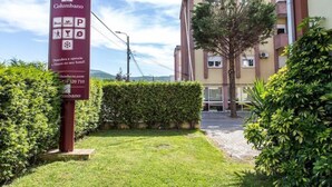 A hotel sign with amenities and contact information. - Columbano Hotel Residencial (Peso da Régua)