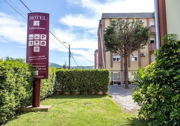 Un panneau indiquant les services offerts par l’hôtel et fournissant les coordonnées.