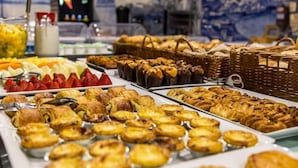 A buffet with various pastries, fruits, and bread. - Columbano Hotel Residencial (Peso da Régua)