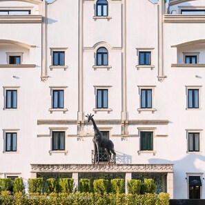 A building with multiple windows and a giraffe statue on the facade. - Grande Hotel Lisboa (Sao Pedro do Sul)