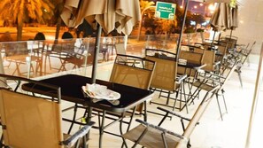 Outdoor dining - Almuhaidb Residence Garnata (Riyadh)