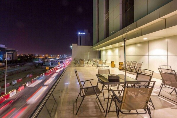 Outdoor dining - Almuhaidb Residence Garnata (Riyadh)