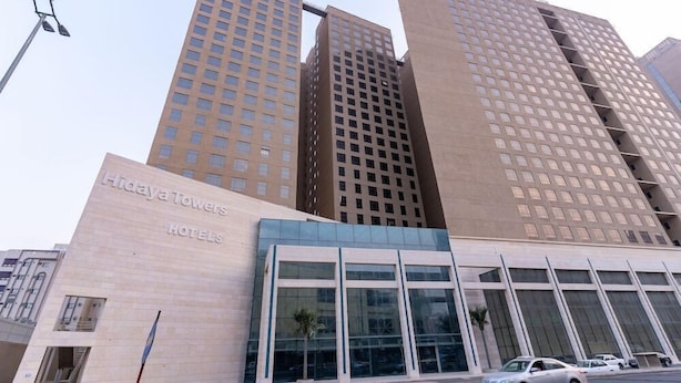 Un hôtel moderne composé de plusieurs immeubles de grande hauteur.