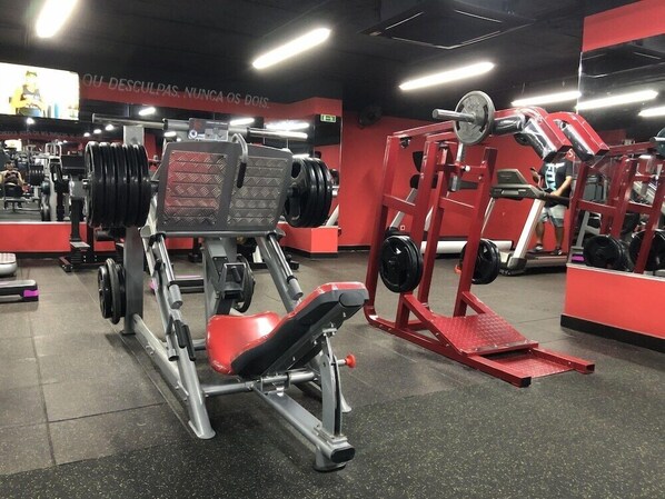 A gym with various exercise equipment, including weight machines and treadmills. - New Hotel Nampula (Nampula)