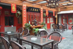 Outdoor dining - Qianmen Courtyard Hotel (Beijing)