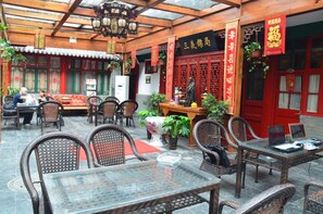 Outdoor dining - Qianmen Courtyard Hotel (Beijing)