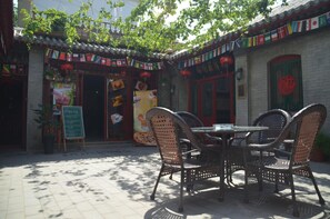 Outdoor dining - Qianmen Courtyard Hotel (Beijing)
