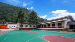 A basketball court with a traditional building in the background. - Pipaxi Hunan Zhangjiajie (Zhangjiajie)