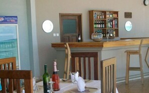 Bar (on property) - Elmina Bay Resort (Elmina)