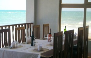 Outdoor dining - Elmina Bay Resort (Elmina)