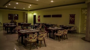 Un restaurant doté de nombreuses tables et chaises, disposées dans un espace vaste et bien aménagé.
