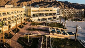 Un hôtel à étages, doté de plusieurs piscines extérieures et situé dans un cadre montagneux.