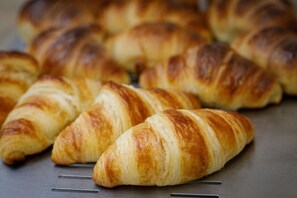Un vassoio di croissant dorati e fragranti.