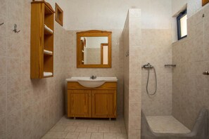 Bathroom - Ilidi Rock Apartments (Tilos Island)