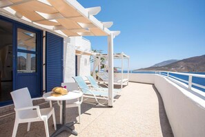 Outdoor dining - Ilidi Rock Apartments (Tilos Island)