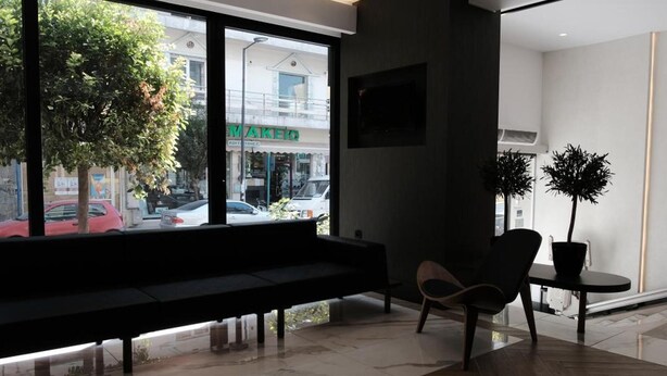 A modern interior with a bench, a chair, and a potted plant. - Park (Larissa)