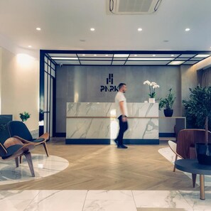Lobby - Park (Larissa)