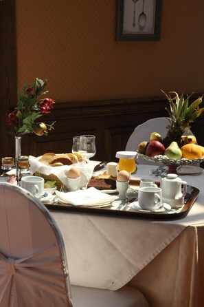 Outdoor dining - Montana Hotel Spa (Karpenisi)