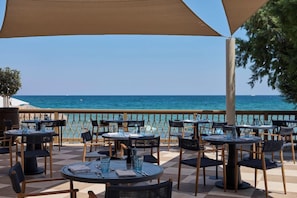 Outdoor dining - Aphi Kalli Resort (Chania)