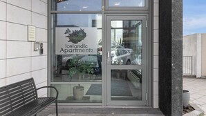 Rakennuksen sisäänkäynti, jonka yläpuolella on kyltti, jossa lukee »Icelandic Apartments» (Islantilaiset huoneistot).