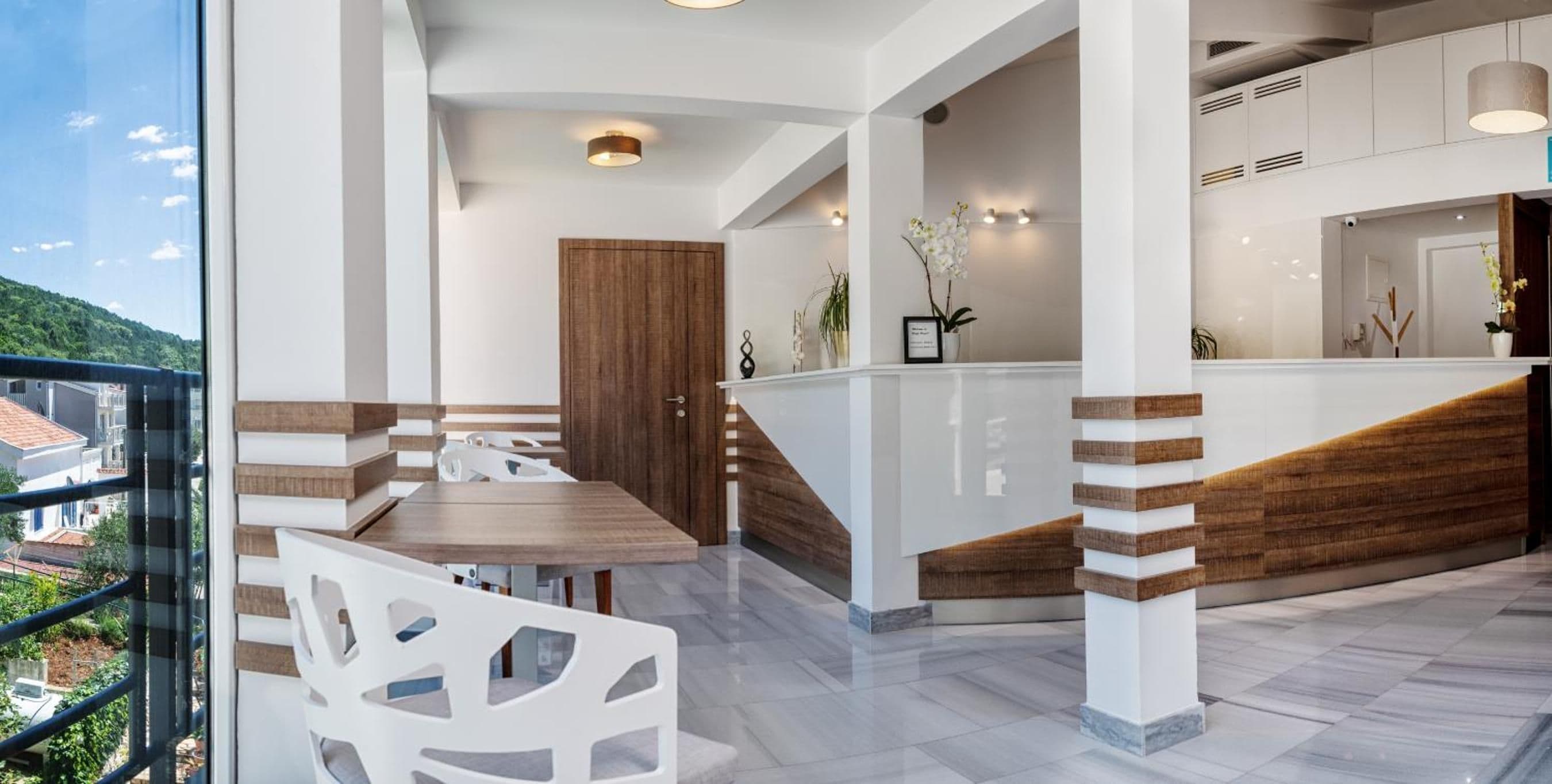 Ein modernes Interieur mit Essbereich, Küche und Blick ins Freie.