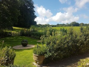 Property grounds - The Hurtwood Inn Hotel (Guildford)