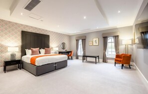 Une chambre d’hôtel spacieuse, dotée d’un grand lit, d’un bureau et d’une chaise.
