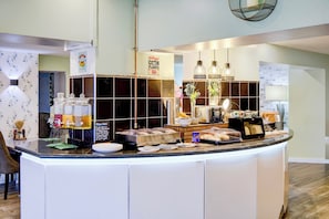 A breakfast bar with various food items and a sign for Kellogg's CCN Flakes. - The Warwick Hotel by Colombo Edition (Kenilworth)