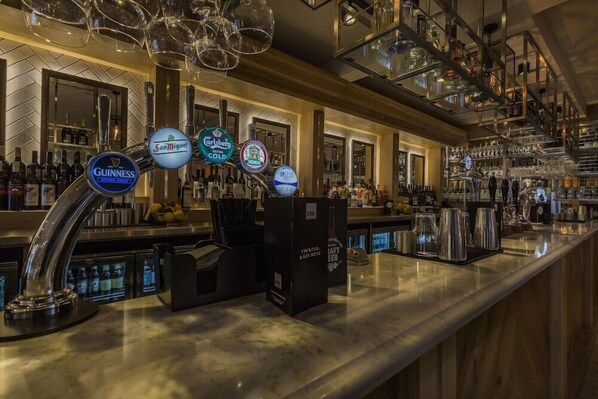 Bar (on property) - Three Swans Hotel (Hungerford)