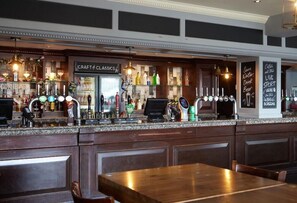 Bar (on property) - The Farmhouse Innlodge (Portsmouth)
