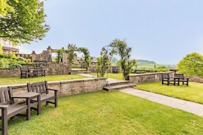 Outdoor dining - Wood Hall Hotel & Spa (Wetherby)