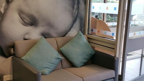 Un interior moderno con un sofá y un amplio ventanal.