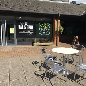 Outdoor dining - Ibis Budget Warrington Lymm Services (Lymm)