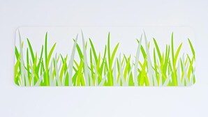 Una cama con cabecera verde y una lámpara de pared.