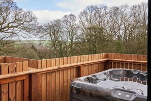 Outdoor spa tub - The Mole Resort (Umberleigh)
