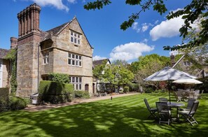 Outdoor dining - Ockenden Manor Hotel And Spa (Haywards Heath)