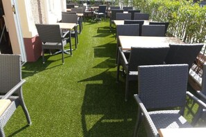 Outdoor dining - Royal Hotel (Liverpool)