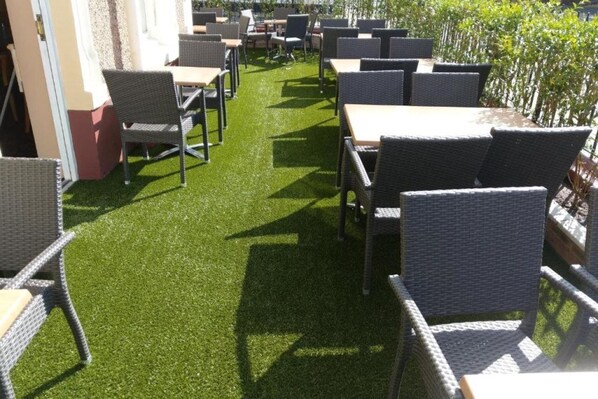 Outdoor dining - Royal Hotel (Liverpool)