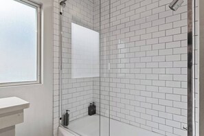 Shower, jetted bath, hair dryer, bidet - Midtown Mod Spa Oasis (Tulsa)