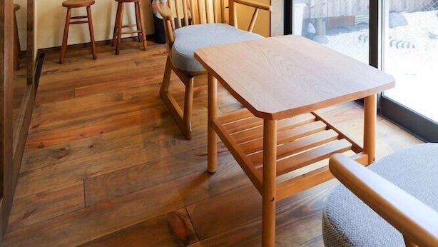 A room with a wooden table and chairs, a large window, and a ceiling light. - Kanazawa no Yado Ikedaya [vr] (Kanazawa)