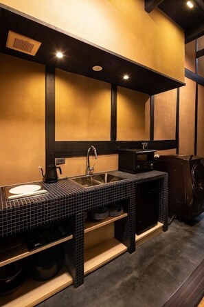 Private kitchen - Tsumugi Hachijominamotocho [vr] (Kyoto)