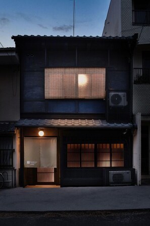 Exterior detail - Tsumugi Hachijominamotocho [vr] (Kyoto)