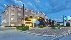 A hotel with a covered entrance, multiple floors, and a sign indicating it is a Canalta hotel. - Weyburn Canalta Hotel (Weyburn)