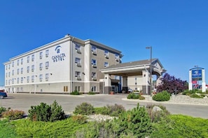 A CANALTA HOTEL with a modern facade, a covered entrance, and a parking lot. - Weyburn Canalta Hotel (Weyburn)