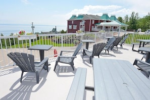 Outdoor dining - Hotel Le Petit Manoir Du Casino (La Malbaie)