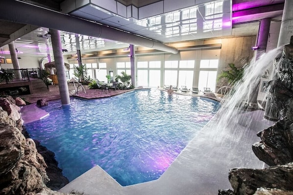 Pool - Hotel Le Petit Manoir Du Casino (La Malbaie)