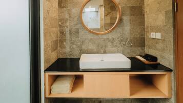 Luxury Villa, Balcony, Garden View | Bathroom | Free toiletries, towels, soap, shampoo