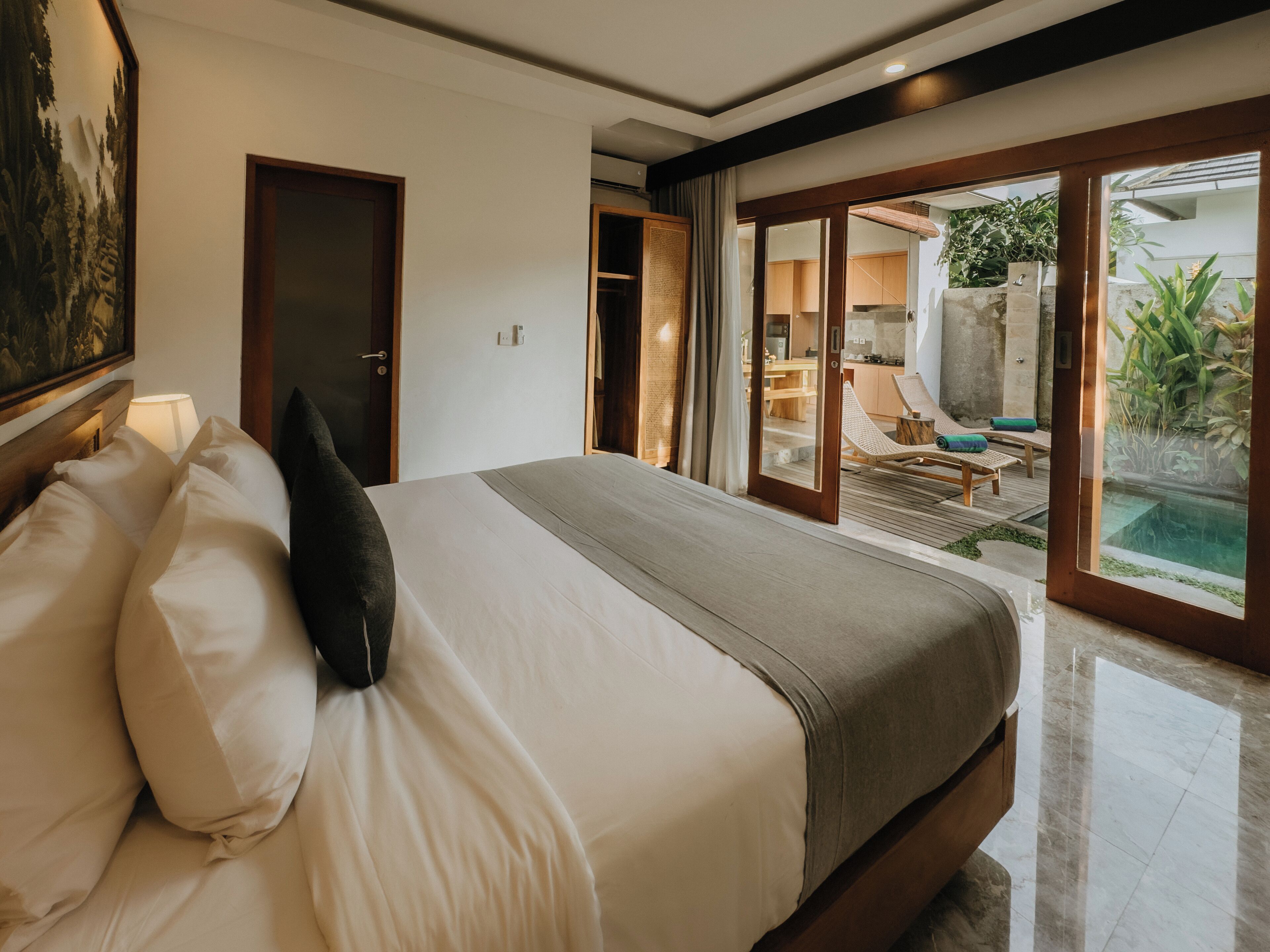 Laptop workspace, free WiFi