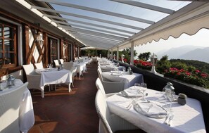 Outdoor dining - Hotel Querceto - Garda Lake Collection (Malcesine)