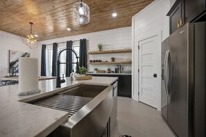 Mikrovågsugn, ugn, spishäll och diskmaskin